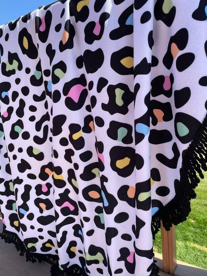 Round Beach Towel in Fun Leopard